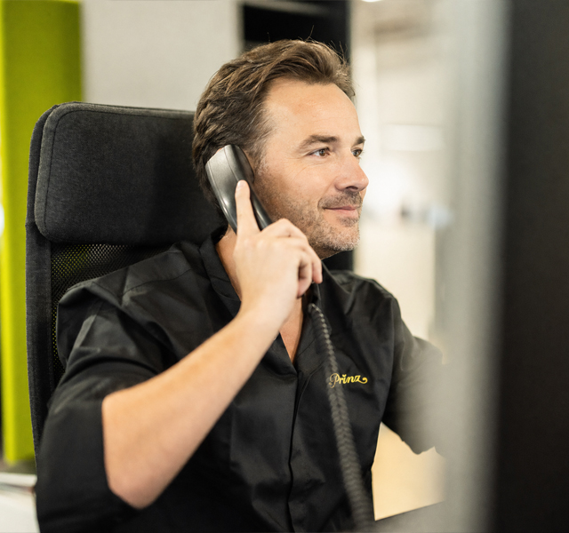 Mitarbeiter der Fein-Brennerei Prinz am Telefon.